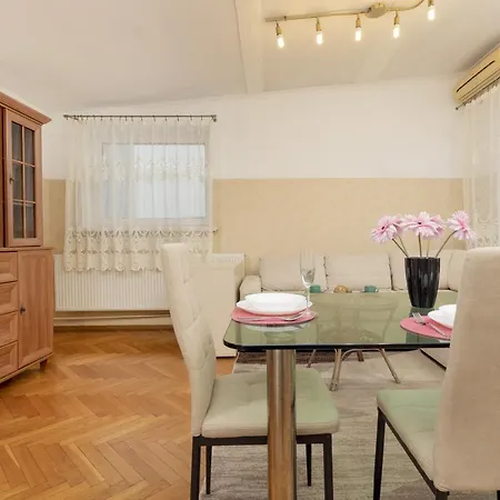 Sienna With Ac In The Center Of By Renters דירה