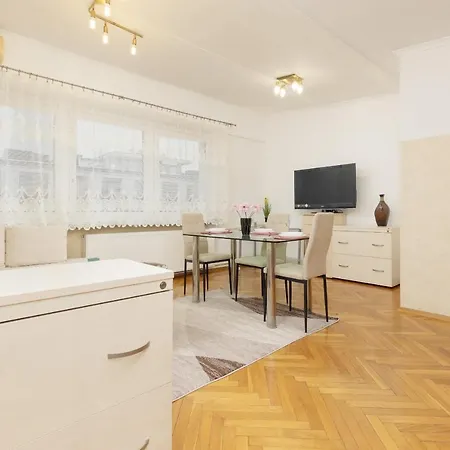 דירה Sienna With Ac In The Center Of By Renters
