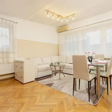 דירה Sienna With Ac In The Center Of By Renters ורשה